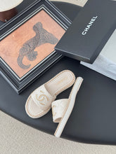 SLIPPER IN LIGHT BEIGE CALFSKIN MIX CHAIN BASE